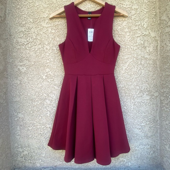 Windsor Dresses & Skirts - NWT Windsor Maroon Burgundy V Neck Skater Mini Dress w/ Pleated Bottom Size M